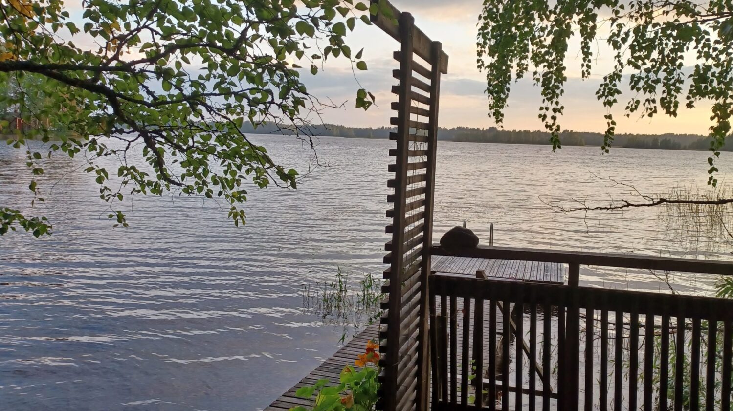 Kohteen Se punainen tupa Höytiäisen rannalla puolivälissä Kontiolahden kauppoja ja Kolin rinteitä pääkuva