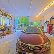 Kohteen 1974 Rakennettu 247 m² omakotitalo ja vuonna 1984 rakennettu 119 m² autotalli 5103 m² kaavoitetulla tasamaatontilla Järvenpään Haarajoella – Koivutie 16 – 335,000 € lisäkuva 5