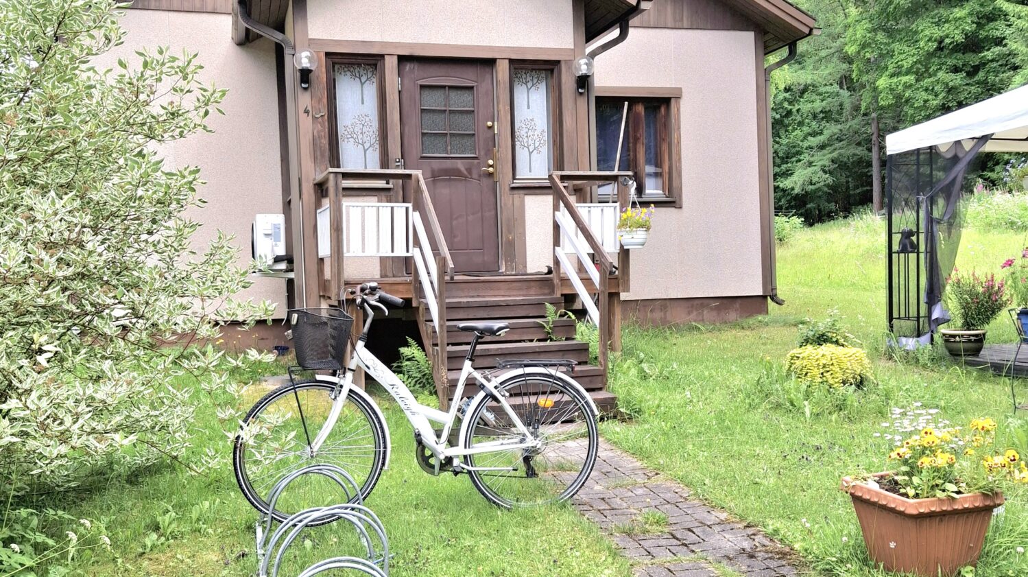 Kohteen Kodikas omakotitalo idyllisellä kaupunkialueella. pääkuva